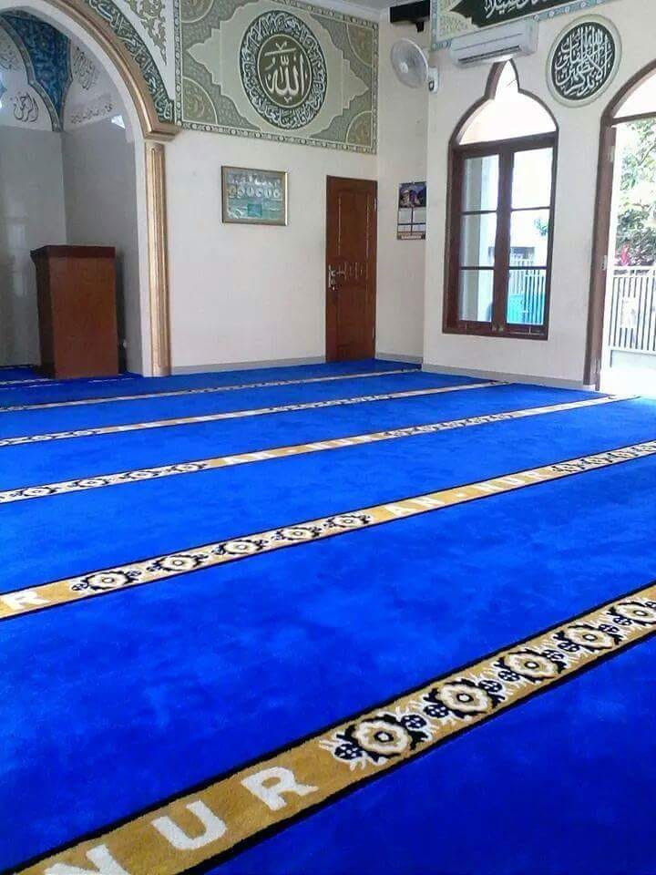 Pemasangan karpet masjid